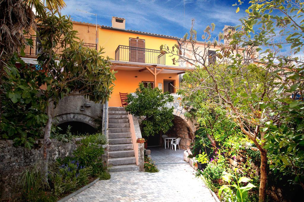 Holiday Home Kuca Na Moru Kornić Kültér fotó